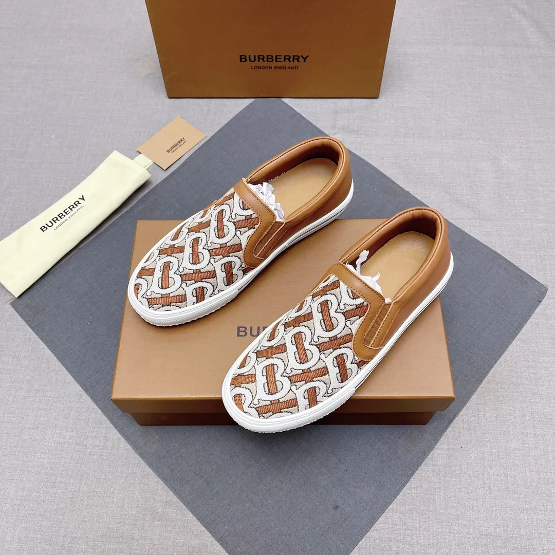 ◾️▫️P380. B's 2025 spring and summer new product, men's classic low-top slip-on sneakers, made of classic retro B's printed canvas material, spliced ​​with layered calfskin, and decorated with a new brand logo. First-layer cowhide lining, embossed Burberry logo on the heel, and original TPU outsole! Size: 38-45 No. 004
